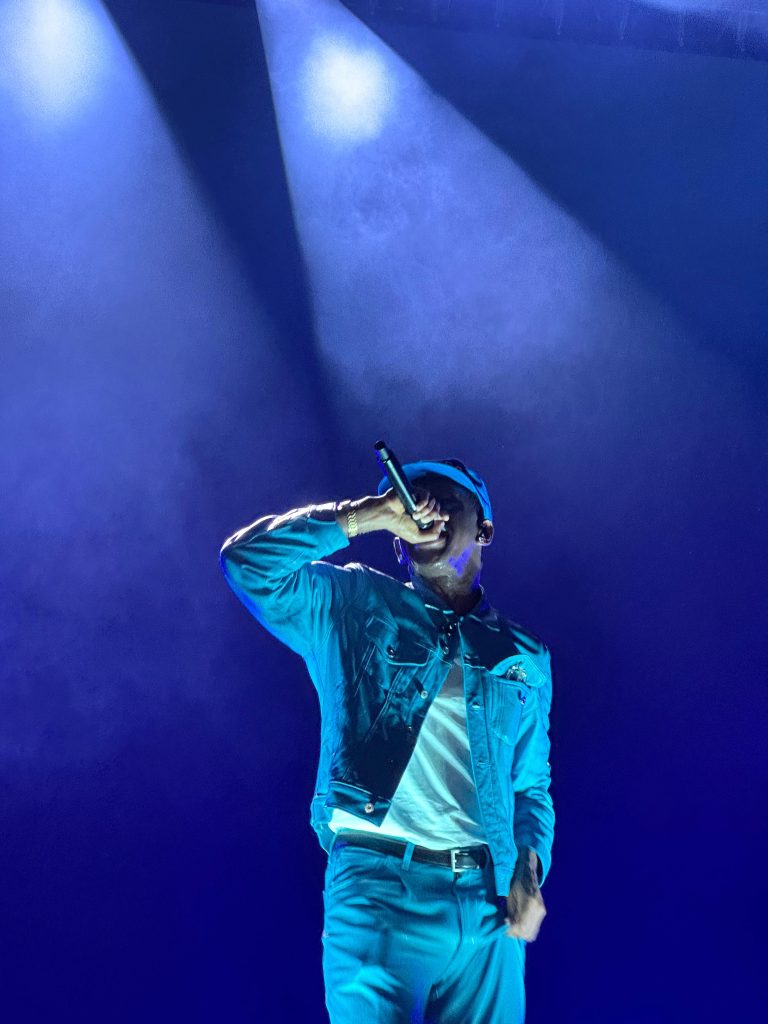Tyler, The Creator imponiendo presencia sobre el escenario de Parque Viva, Costa Rica (2026). Foto: Marlon Fuentes para El Timbre Suena.