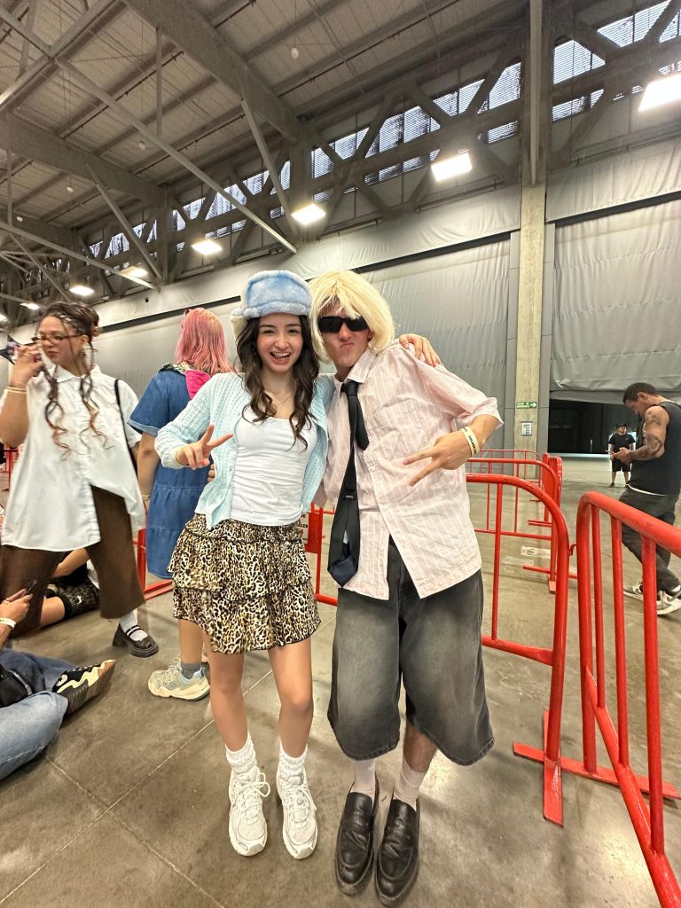 Fans de Tyler, The Creator caracterizados como IGOR y Tyler Baudelaire durante la espera en Parque Viva (2026). Foto: Marlon Fuentes para El Timbre Suena.